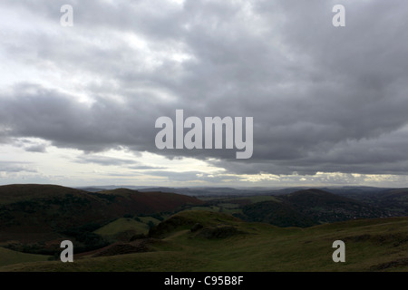 Sud Ouest du sud vue depuis le sommet de la CAER Caradoc dans la belle Shropshire Hills,Hope Bowdler Hill et Church Stretton. Banque D'Images