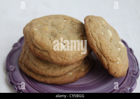 Une pile de cookies aux pépites de chocolat blanc. Banque D'Images