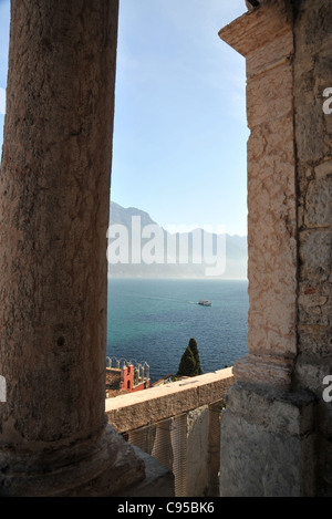 Bateau sur le lac de Garde vu entre les colonnes en haut de la tour de cloche dans la vieille ville de Riva Banque D'Images