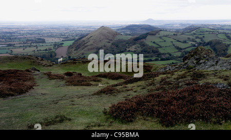 Une vue depuis le sommet de la CAER Caradoc en tenant dans l'Lawley Broadstone et avec les collines et la campagne. Banque D'Images