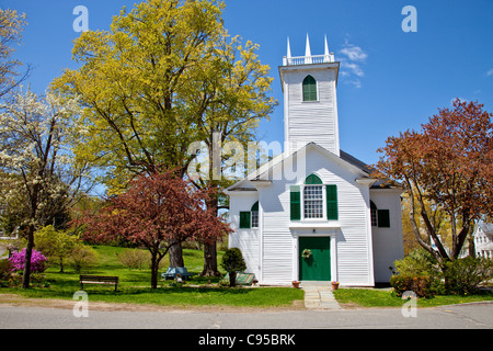 Temps de printemps à St. John's Episcopal Church situé dans Ashfield, Massachusetts Banque D'Images