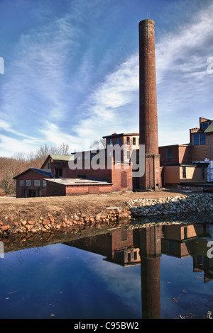 Reflet de la Stanley Woollen Mill dans le canal Blackstone Banque D'Images