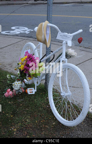 Lundi 14 novembre 2011, un vélo blanc sculpture verrouillé sur un poster à l'angle de route à Sterling, rue Dundas Ouest, à Toronto, au Canada, le site de la mort de Jenna Morrison, il y a une semaine, le lundi 7 novembre 2011. Banque D'Images