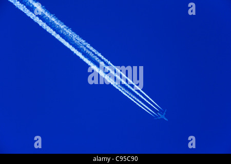 Traînée de vapeur d'un Airbus A 340-211, Royal Jordanian Airline, inscription jy-aic à 10900 mètres en route d'Amman à Chicago Banque D'Images