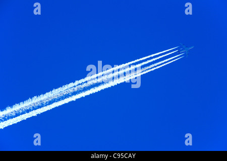 Traînée de vapeur d'un Airbus A 340-211, Royal Jordanian Airline, inscription jy-aic à 10900 mètres en route d'Amman à Chicago Banque D'Images