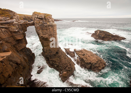 Une cale pont de pierre qui relie la mer falaises pour une pile de mer à Yesnaby sur la côte ouest de la partie continentale des Orcades, Ecosse, Royaume-Uni. Banque D'Images