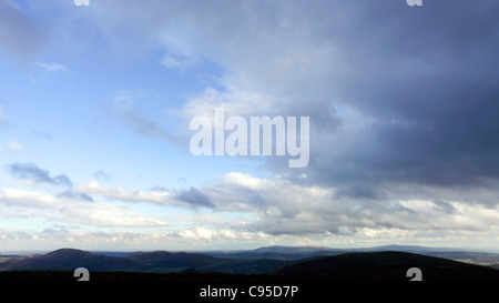 Vue vers le sud-est du haut de la Longmynd,dans la distance sont Titterstone Clee et Brown Clee Hills. Banque D'Images