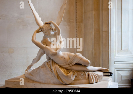 Musée du Louvre - Statue de la psyché ravivée par le Kiss de Cupid par Antonio Canova, Paris France Banque D'Images