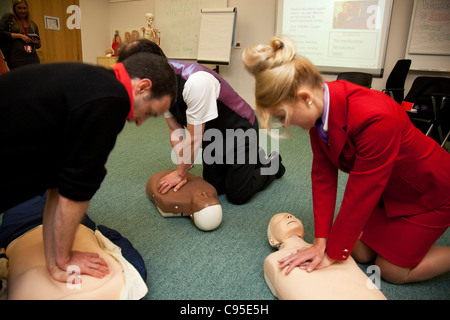 Formation des agents de Virgin Atlantic à la base Centre de formation. Urgence médicale classe pour vos hôtesses de l'air. Banque D'Images