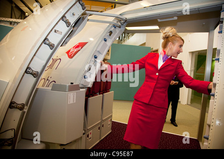 Formation des agents de Virgin Atlantic à la base Centre de formation à Crawley. Fonctionnement de porte de secours. Banque D'Images