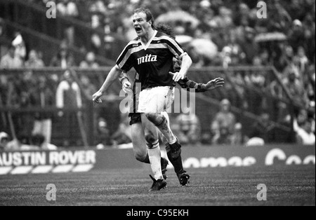 Aston Villa v Manchester City à Villa Park 4/4/87 Aston Villa striker Andy Gray Banque D'Images