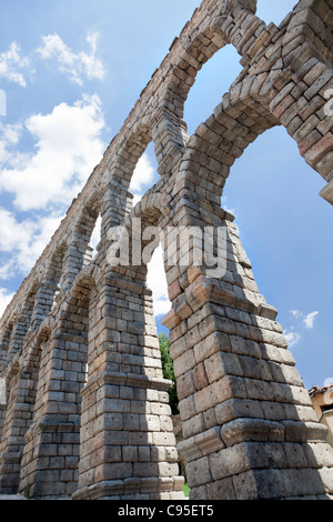 L'Aqueduc romain de Ségovie, Espagne. dominant un étonnant 28,5 mètres (93,5 pieds) sur le petit village ci-dessous. Banque D'Images
