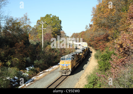 La Norfolk Southern train intermodal 212 est affichée à l'Est,NJ Jutland derrière la Union Pacific General Electric locomotives diesel. Banque D'Images