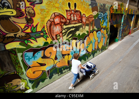 Art de rue colorés ornent les murs de lignes Union européenne Lane dans le centre de Melbourne, Victoria, Australie Banque D'Images