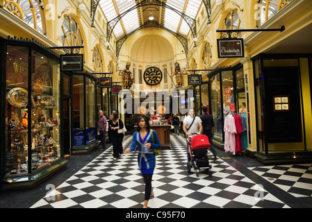 Clients dans la Royal Arcade dans le centre de Melbourne, Victoria, Australie Banque D'Images