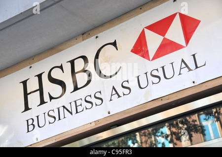 La banque HSBC comme d'habitude d'avion récession économique ralentissement comptes bancaires d'affaires gloom Banque D'Images