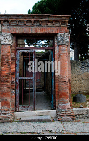 Le grand portail House ainsi appelé en raison de l'élégant portail d'entrée entourée de colonnes en briques d'Herculanum, Italie Banque D'Images