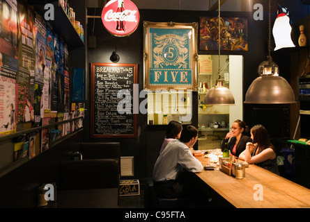 Dîners au numéro cinq Cafe dans le centre de Melbourne. Melbourne, Victoria, Australie Banque D'Images