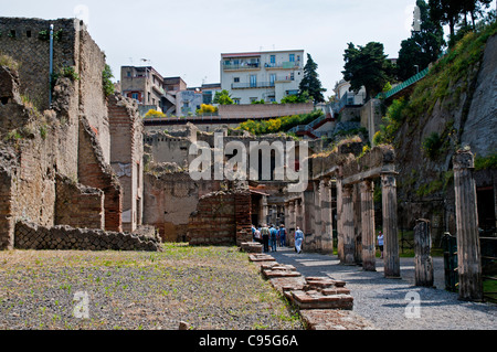 Les maisons modernes d'Ercolano vue sur la colonnes corinthiennes cannelées soutenant le portique de la palestre, Herculanum Banque D'Images