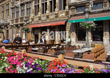 Les gens s'asseoir à un café de la Grand Place, Bruxelles, Belgique Banque D'Images