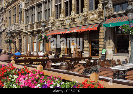 Les gens s'assoient à dans des cafés parmi les bâtiments ornés de la Grand Place, Bruxelles, Belgique Banque D'Images