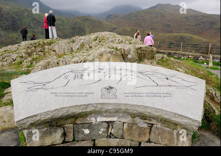 Les touristes de Snowdonia avec viewpoint stone carte montrant l'emplacement de chaque montagne gwynedd North Wales UK Banque D'Images