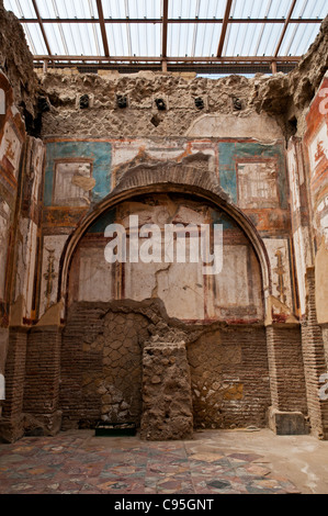 Les fresques peintes sur les murs de l'ordre dans le sacellum de la montrer Augustali peint les portes de chaque côté d'une image centrale Banque D'Images