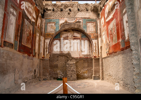 Les fresques peintes sur les murs de l'ordre dans le sacellum de la montrer Augustali peint les portes de chaque côté d'une image centrale Banque D'Images