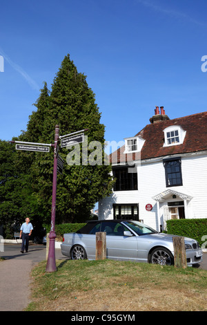 Panneaux indiquant le restaurant Pantiles and Thackeray, un bâtiment typique de style kentish avec des panneaux d'étanchéité peints en blanc, Tunbridge Wells, Kent, Angleterre Banque D'Images