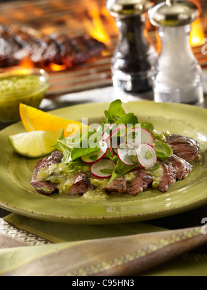 Jupe grillé Steak salade avec une flamme barbecue Banque D'Images
