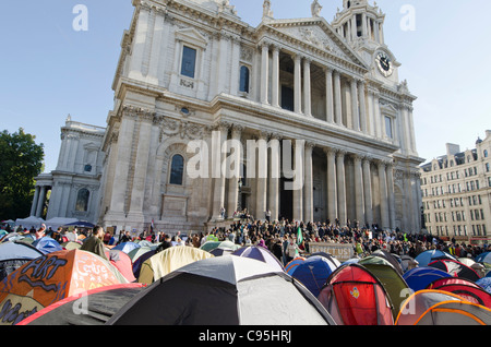 Les manifestants tente capitaliste la Cathédrale St Paul, Ville de London Uk Occupy London Banque D'Images