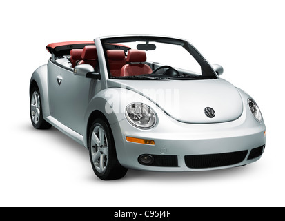 Silver 2009 Nouvelle Volkswagen Beetle Convertible isolé sur fond blanc Banque D'Images