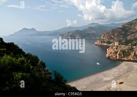 Vue sur la plage et le fort de Genoan dans la ville de Porto, sur le golfe de Porto, sur la côte ouest de l'île de Corse, en France. Banque D'Images