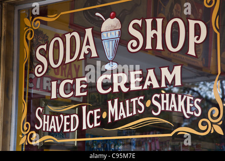 Une ancienne inscription à Big Top candy shop à Austin, au Texas qui lit, 'Soda Shop - Crème glacée, shaved ice, malts et Shakes' Banque D'Images