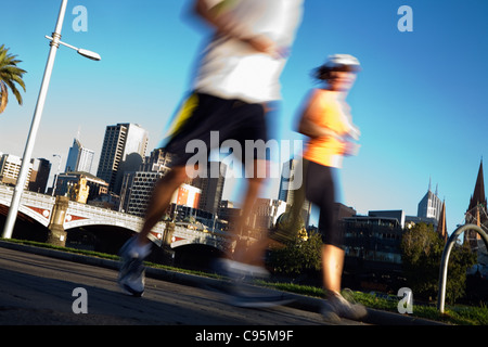 Tôt le matin, les coureurs sur les bords de la rivière Yarra de Melbourne, Victoria, Australie Banque D'Images