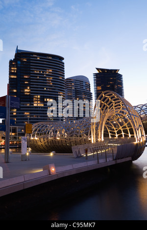 Les Webb Dock Bridge dans les Docklands de Melbourne - sa conception inspirée par les casiers de pêche Koorie. Melbourne, Victoria, au Banque D'Images