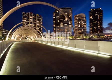 Les Webb Dock Bridge dans les Docklands de Melbourne - sa conception inspirée par Koorie pièges de pêche. Melbourne, Victoria, Australie Banque D'Images