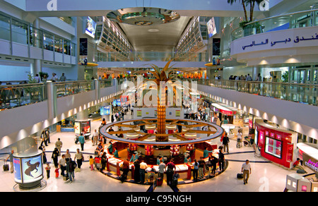 Hall de départ, l'Aéroport International de Dubaï, Dubaï, Emirats Arabes Unis. Banque D'Images