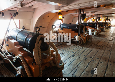 L'Angleterre, dans le Hampshire, Portsmouth, Portsmouth Historic Dockyard, HMS Victory, Pont d'armes à feu Banque D'Images