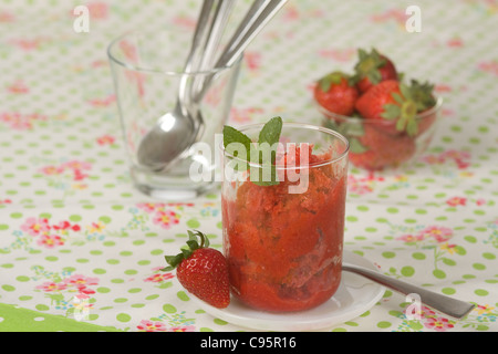 Granité de fraises à la menthe dans le verre Banque D'Images