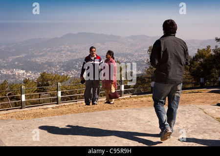 L'Inde, Meghalaya, Shillong, point de vue militaire, les touristes qui pose pour photo souvenir de la vue sur la ville Banque D'Images