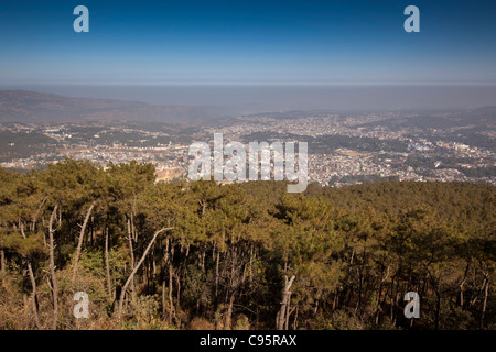 L'Inde, Meghalaya, Shillong, vue sur ville de vue militaire avec couche de smog Banque D'Images