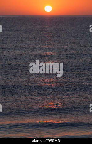 En Angleterre, Northumberland, Bamburgh, lever du soleil sur la mer du Nord Banque D'Images