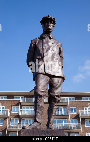 L'Angleterre, Kent, Dover, statue de Charles Stewart Rolls, le premier homme à traverser la Manche et revenir dans un seul vol Banque D'Images