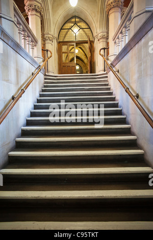 L'Angleterre, Londres, la Royal Courts of Justice, un escalier Banque D'Images