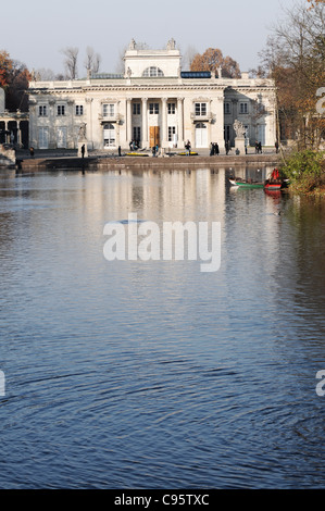 Palais sur l'eau également appelé Palais d'eau, bains Palace ou Palace sur l'Île situé dans le Parc des Thermes royaux à Varsovie, Pologne Banque D'Images