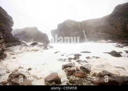 Tempêtes de vents du sud, l'Orkney battues côte continentale, avec des vagues se brisant sur les falaises de 80 pieds à Deerness Banque D'Images