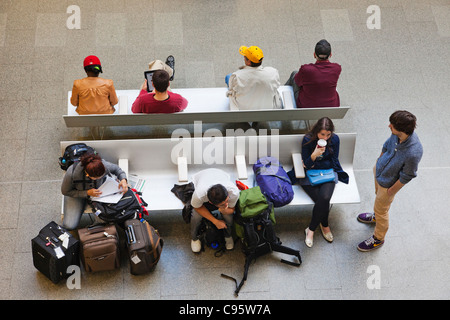 L'Angleterre, Londres, St Pancras, les passagers en attente Banque D'Images