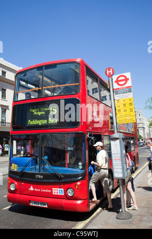 L'Angleterre, Londres, les passagers d'autobus à deux étages Banque D'Images