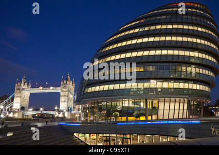 L'Angleterre, Londres, Southwark, l'Hôtel de Ville et le Tower Bridge Banque D'Images
